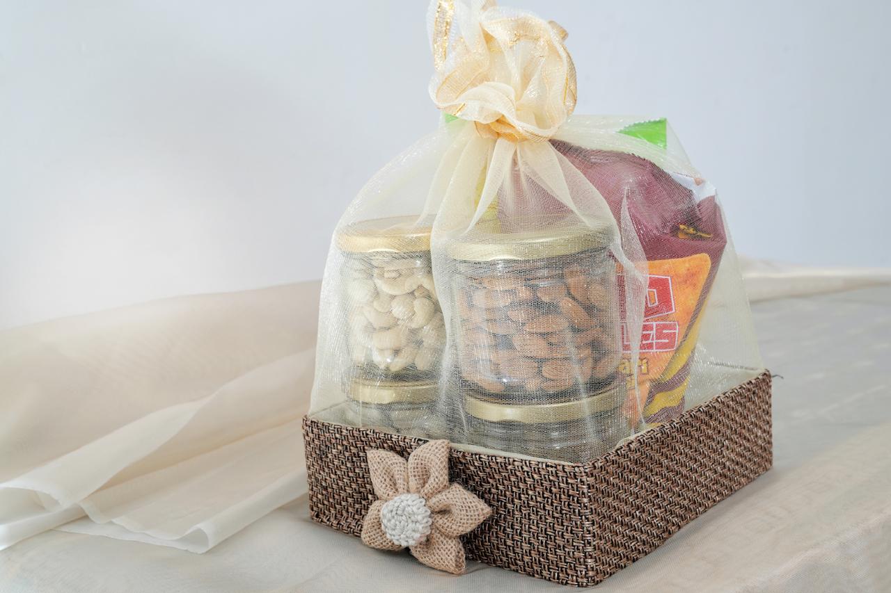 4 Diyas With Rasgulla Box